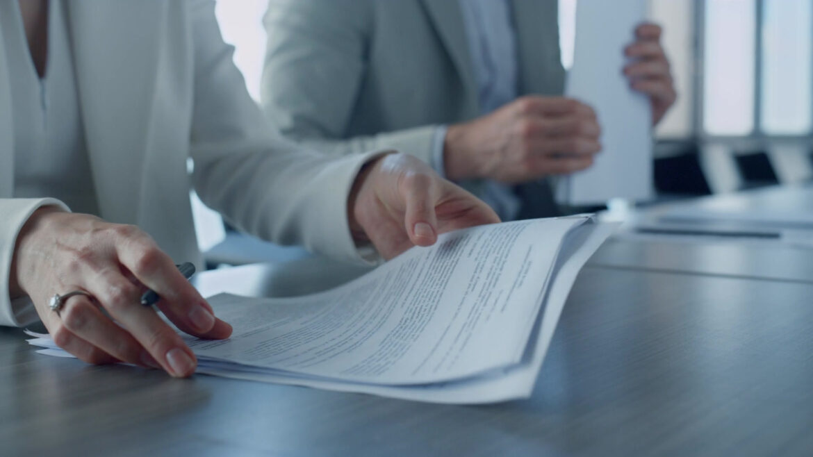 22051424_MotionElements_closeup-hands-checking_converted_a-0181